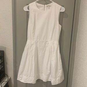 White Gap Dress. Fitted top with flared bottom.